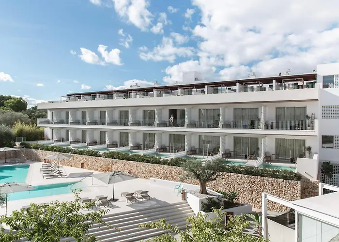 Cala d'Or (Mallorca) hotels near Cala Mondrago Beach