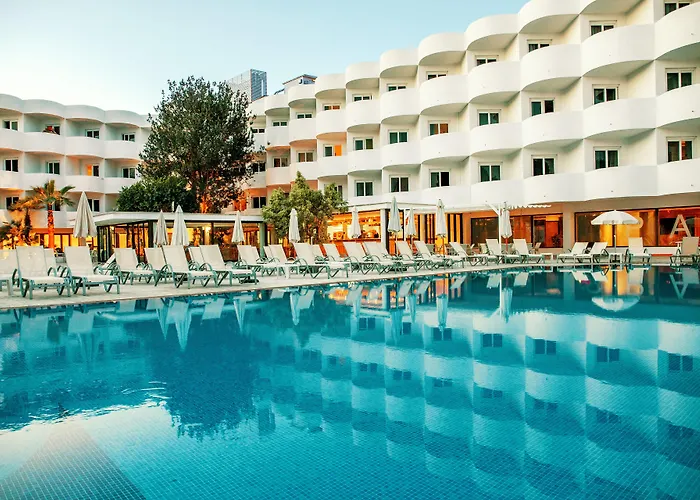 Cala d'Or (Mallorca) hotels near S'Amarador Beach
